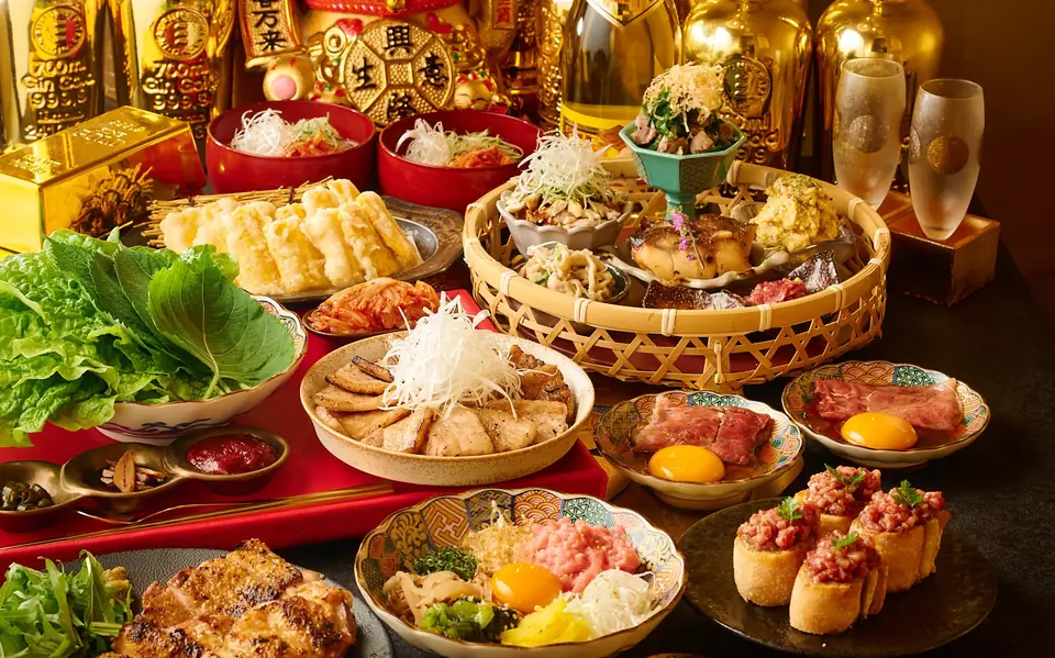 コース料理が並ぶ個室の卓上