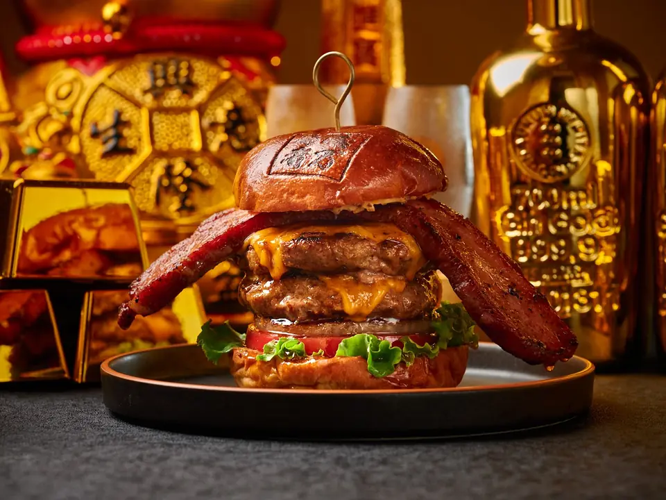 ベーコンが羽のように広がる億万バーガー