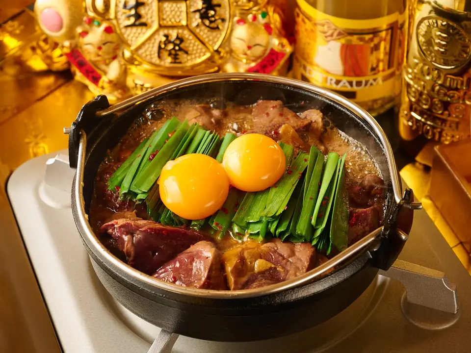卵黄をふたつ落としたレバニラ