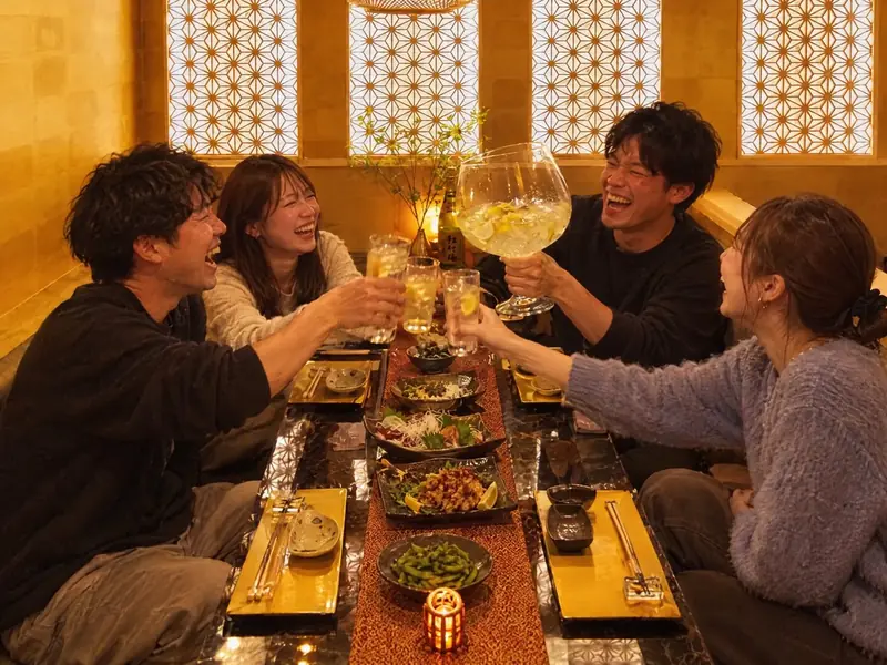 大きなグラスで乾杯する友人たち（イメージ）